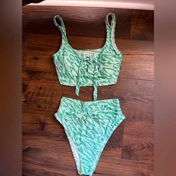 aerie Other - Aerie Grommet Twist Bikini TOP - Medium
